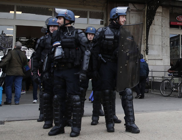 Талачка криза у Француској: Наоружани мушкарац заробио своју породицу